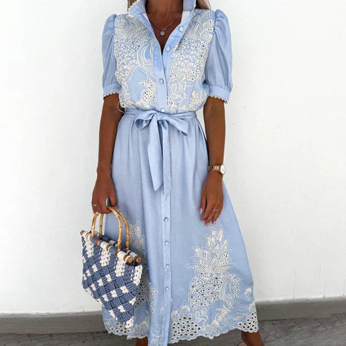 Céleste – Robe Midi Brodée Bleu Ciel pour l'Été